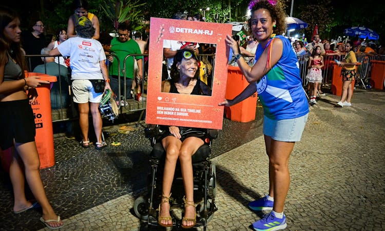 Detran.RJ em bloco de carnaval conscientizando foliões