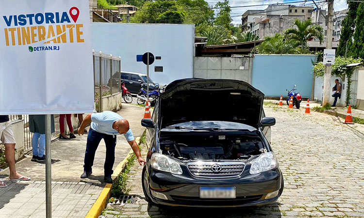 Funcionário do Detran faz vistoria de veículo em ação itinerante no interior do Estado