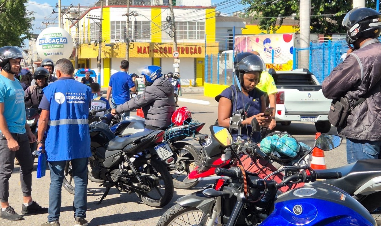 Motociclistas são abordados por agente da Coordenadoria de Educação do Detran RJ 
