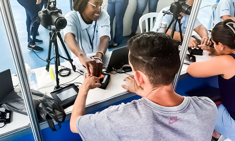 Atendimento a usuária no setor de identificação civil, com coleta de biometria