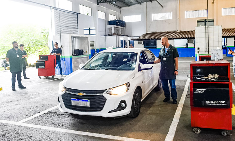 Vistoriador analisa veículo em linha de vistoria no posto de Angra dos Reis