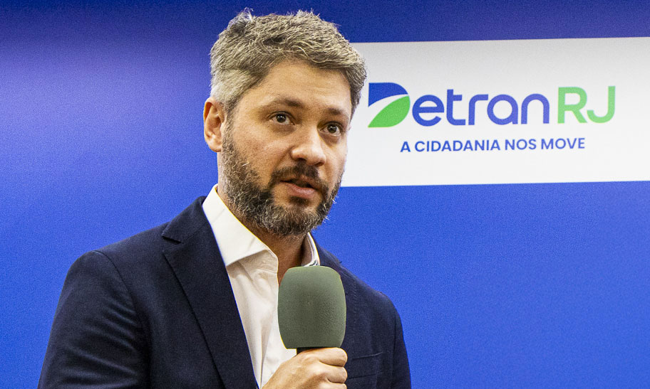 O comunicador Francisco Barbosa, da Rádio Tupi (à esquerda), entrevista Vinicius Farah, presidente do Detran RJ