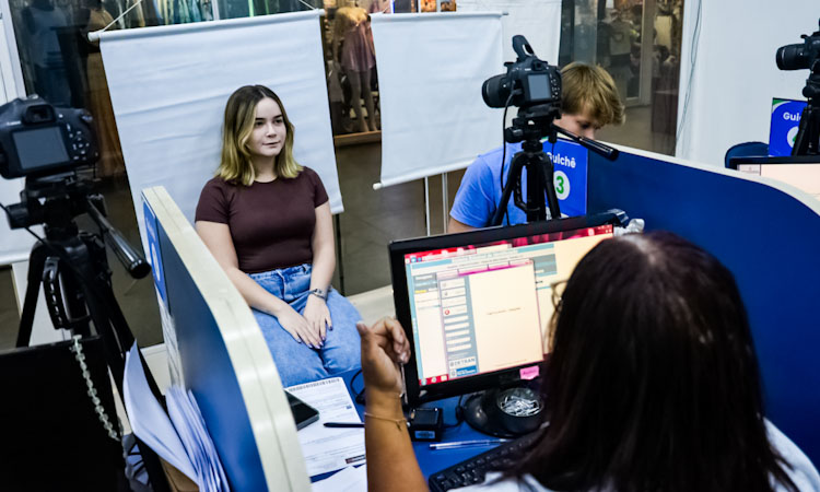 Estudante é identificada durante o mutirão do dia 4 de outubro