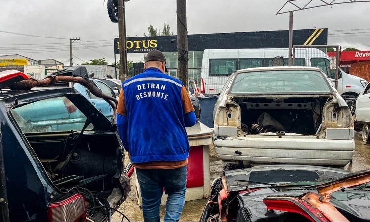 Agente do Detran.RJ Desmonte em Ferro-velho de Araruama